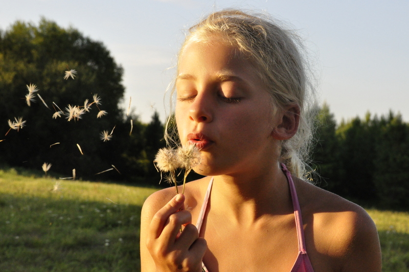 jeune-fille-dans-le-vent